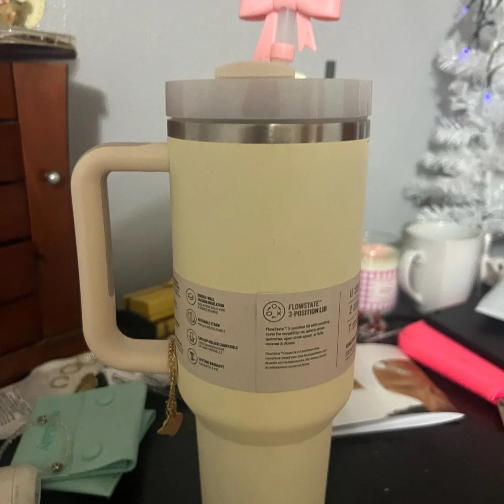 Stanley Cream Quencher H2.0 Tumbler with Pink Bow - Picture 2 of 2